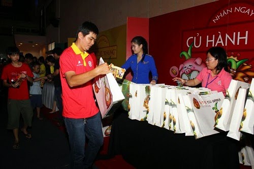 Nhan qua lien tay khi vua vao cua.jpg