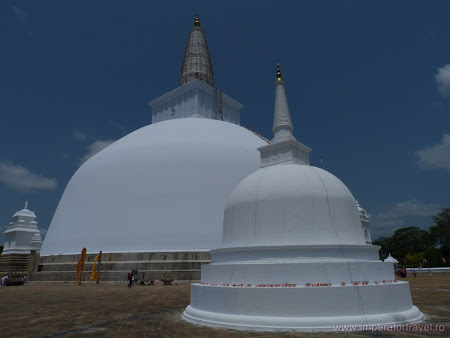 20. stupa Anuradhapura 1.JPG