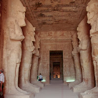 37.- Sala hispóstila del gran speo de Ramses II