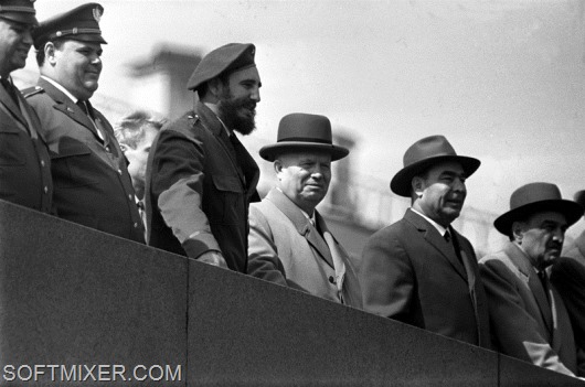 Кастро Фидель и руководители советского государства на трибуне Мавзолея (1962 г.)