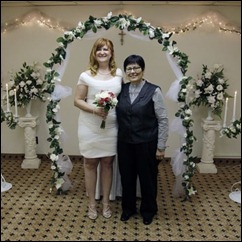 Lee Canova e Patricia Galbraith se casam Niagara Falls, no estado de Nova York, em 17 de julho (Foto: David Duprey/AP)