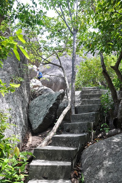 Sur les derniers mètres plus d'escaliers mais des rochers à escalader. DSC_0366.JPG