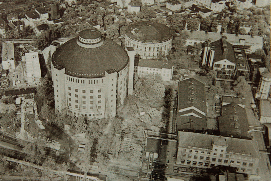 Дрезденский газовый завод, середина 70-х. На фото видно всего два газгольдера из трех. С остановкой газового завода первый газгольдер был разобран в 1974 году (фото: инфостенд Drewag)