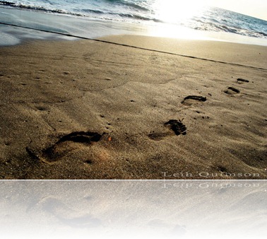 Footprints_in_the_sand_by_ezleih