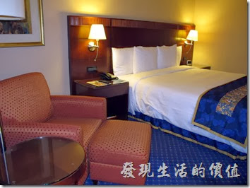 上海-齊魯萬怡大酒店。客房其實不是很大，但是感覺很溫馨，對我來說，夠活動就可以了。