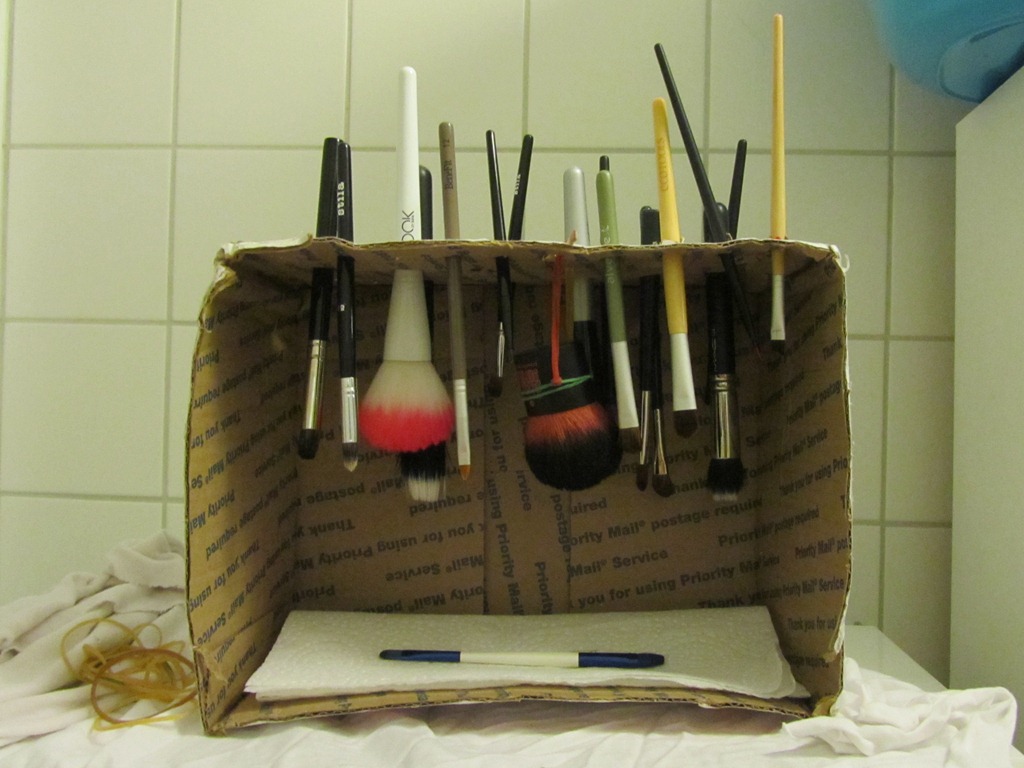 [How%2520To%2520Wash%2520%2526%2520Dry%2520Your%2520Make-Up%2520Brushes%2520-%2520Drying%252002%255B6%255D.jpg]