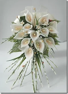 hermosos arreglos de ramos de novia con alcatraces blancos