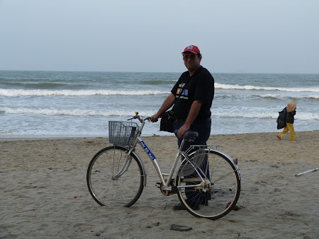 145. cu bicicleta la plaja.JPG