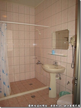 親山農園民宿，浴室就只有淋浴，沒有浴缸，不過還算整潔就是了。