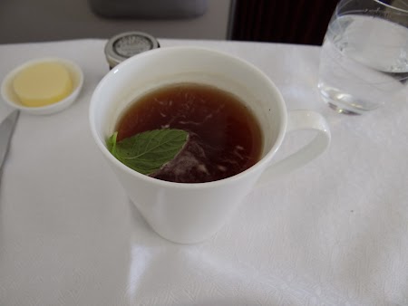 20, Ceai menta pe Qatar Airways.JPG