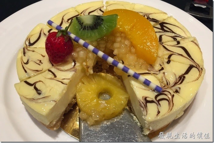 台北-維多麗亞酒店。鴻運喜慶甜蜜點。這個應該是起士蛋糕，吃起來還可以，下面的麵皮則是失敗的作品。