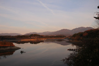 View of the embankment on the dam lake side from the Hinogawa Dam