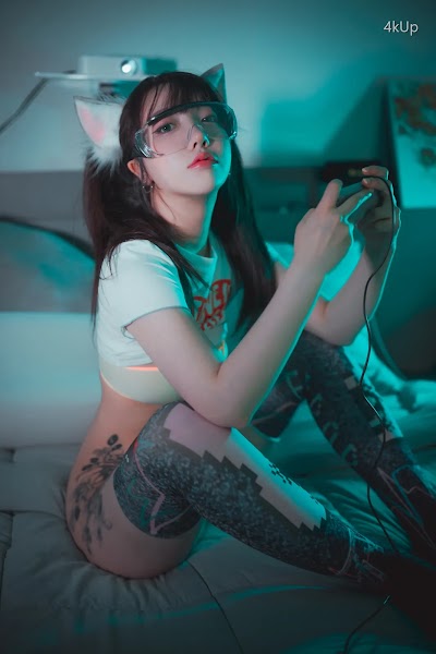 DJAWA Photo – Son Ye-Eun (손예은) Retro Gaming Girl