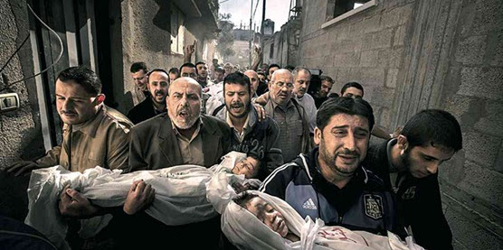 صورة: "جنازة بغزة" تفوز بالجائزة الاولى في مسابقة الصور الصحفية 2013