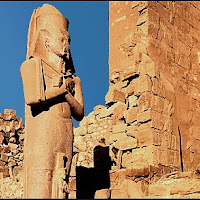 31.- Estatua de Ramses II en Karnak