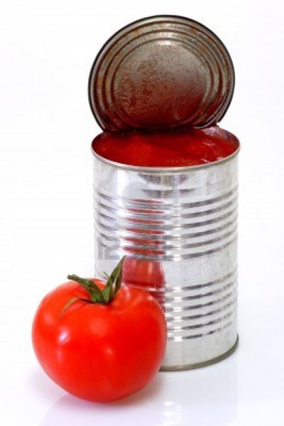 2715508 lata de tomates pelados de fondo brillante