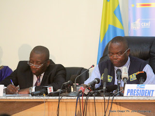 De droite à gauche, le président de la Ceni, Daniel Ngoy Mulunda et son vice, Jacques Djoli le 6/12/2011 à Kinshasa, lords de la publication des résultats partiels de la présidentielle de 2011 en RDC. Radio Okapi/ Ph. John Bompengo