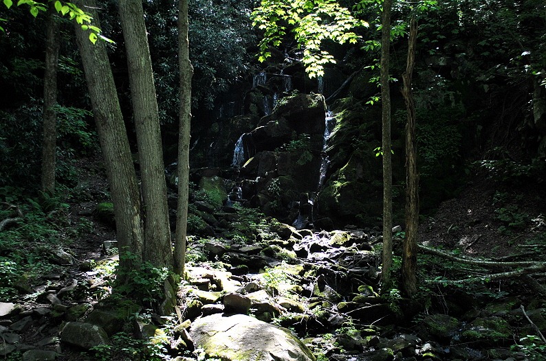 [4b---Rock-Gorge-Walls-Waterfalls2.jpg]