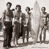 Une brochette de surfeurs dont Jo Moraitz à gauche