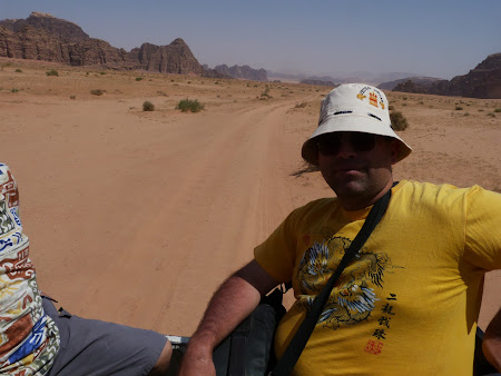 Imagini Wadi Rum: in portbagajul masinii