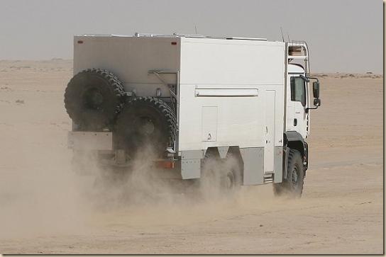 Traverser le désert en camion UNICAT TGA 6 × 6 (32)