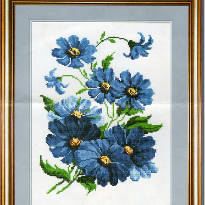 Punto de cruz cuadro de flores azules con esquemas