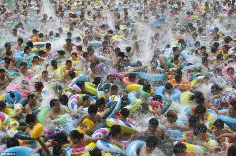 china-crowded-pool-3