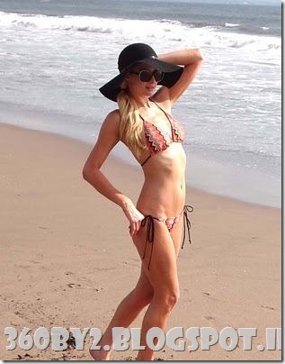 Paris_Hilton_At_The_Beach_Bikini_Photos_From_Bali_3