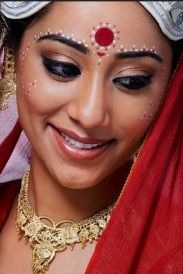 Bengalibrideadornedwithsmallbindis3.jpg