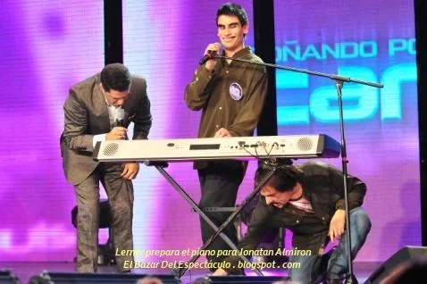 Lerner prepara el piano para Jonatan Almiron.jpg