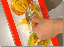 Nidi di spaghetti tricolore con piselli, bufala e pomodoro