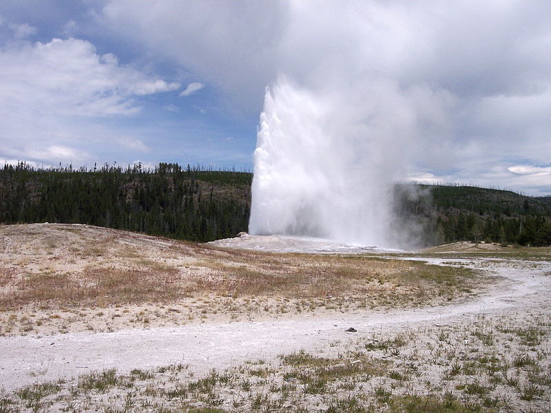 [800px-Old_Faithful_Geyser_Yellowstone_National_Park%255B4%255D.jpg]