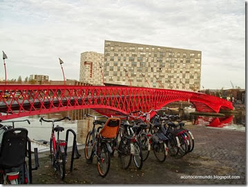 Amsterdam. Edificio The Whale (la ballena) con puente rojo - PB110686