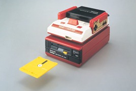 O Famicom Disk System foi um acessório lançado para o NES no Japão. Colocado no slot do cartucho, ele habilitava o console a rodar jogos de disquete, além de ser utilizado como computador.