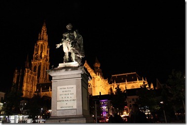 Onze-Lieve-Vrouwen kathedraal（大聖堂）Pieter Paul Rubens　ルーベンスの像
