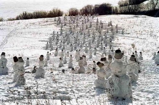 [454879-2010.11.15-04.07.54-bomz.org-lol__prikol_nashestvie_snegovikov%255B2%255D.jpg]