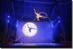 Artista de circo executando acrobacias