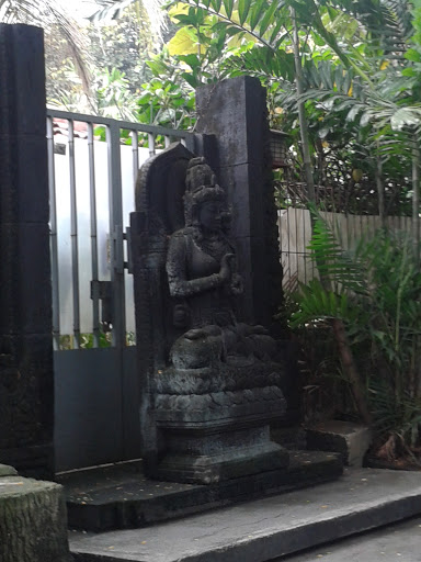 Dewa Whisnu Statue  
