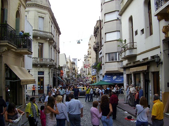 Ruas de San Telmo lotadas numa tarde de domingo