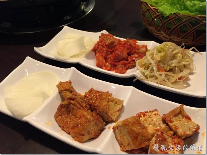 台北-紅通通韓國平價料理。小菜基本上有醃泡菜、油豆腐、醃馬鈴薯、醃白蘿蔔、豆芽菜...等，每樣小菜都很好吃，但記得留點肚子吃自己點的菜。