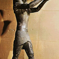 15.- Dios halcón Horus