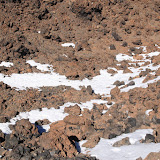 Schnee zwischen dem Lavagestein