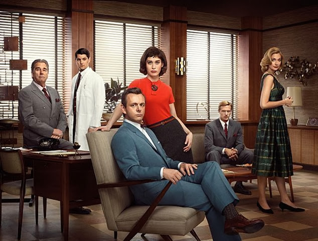 Beau Bridges as Barton Scully, Nicholas D\'Agosto as Dr. Ethan Haas, Michael Sheen as Dr. William Masters, Lizzy Caplan as Virginia Johnson, Teddy Sears as Dr. Austin Langham and Caitlin Fitzgerald as Libby Masters in Masters of Sex (season 1) - Photo: Erwin Olaf/SHOWTIME - Photo ID: MOS1_PR04_WAITSIX_4C_300