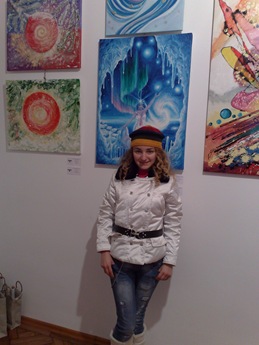 Corina Chirila si tabloul cu Craiasa zapezilor la expozitia Culori de sarbatori de la Elite Prof Art Gallery