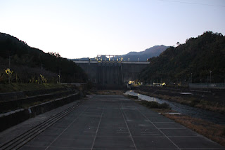 Vista dell'argine dal ponte a valle
