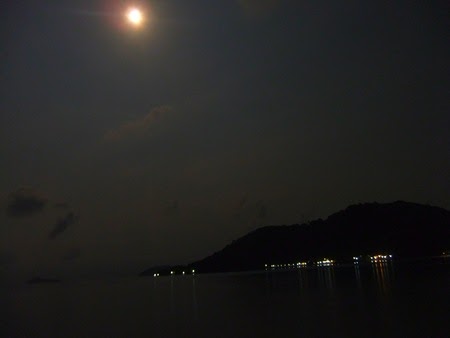 luna sobre Koh Wai