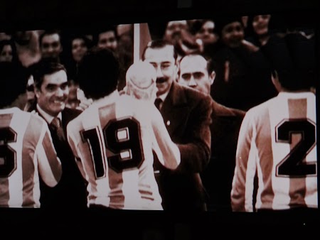 31. Dictatorul argentinian ofera Cupa Mondiala echipei Argentinei - 1978.JPG