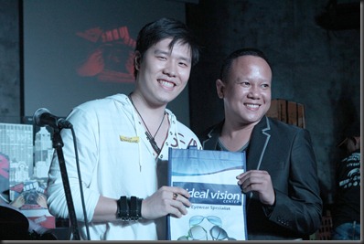 ideal visionary winner- Patrick Si with Dr Joseph Dela Tore of ideal vision