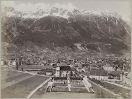 Panoramagezicht over Innsbruck met tegen de achtergrond besneeuwde bergtoppen