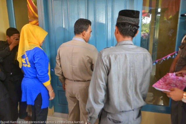 [Bupati%2520%2528Jefrynur%2529%252CIstri%2520%2528Eva-Kiri%2529%2520dan%2520Kepala%2520Desa%2520%2528Abdul%2520Raza%2527%2520-Kanan%2529%2520saat%2520melakukan%2520pengguntingan%2520pita%2520presmian%2520kantor%2520Kepala%2520Desa%2520Aursati%255B21%255D.jpg]
